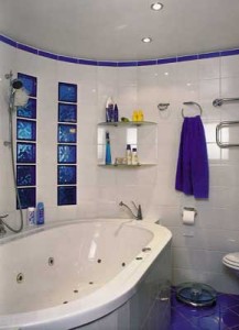 Бело-синяя ванная комната