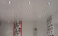 натяжной потолок в ванной с евроремонтом
